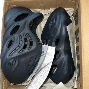 Yeezy Foam Runner Size 6K in Mineral blue